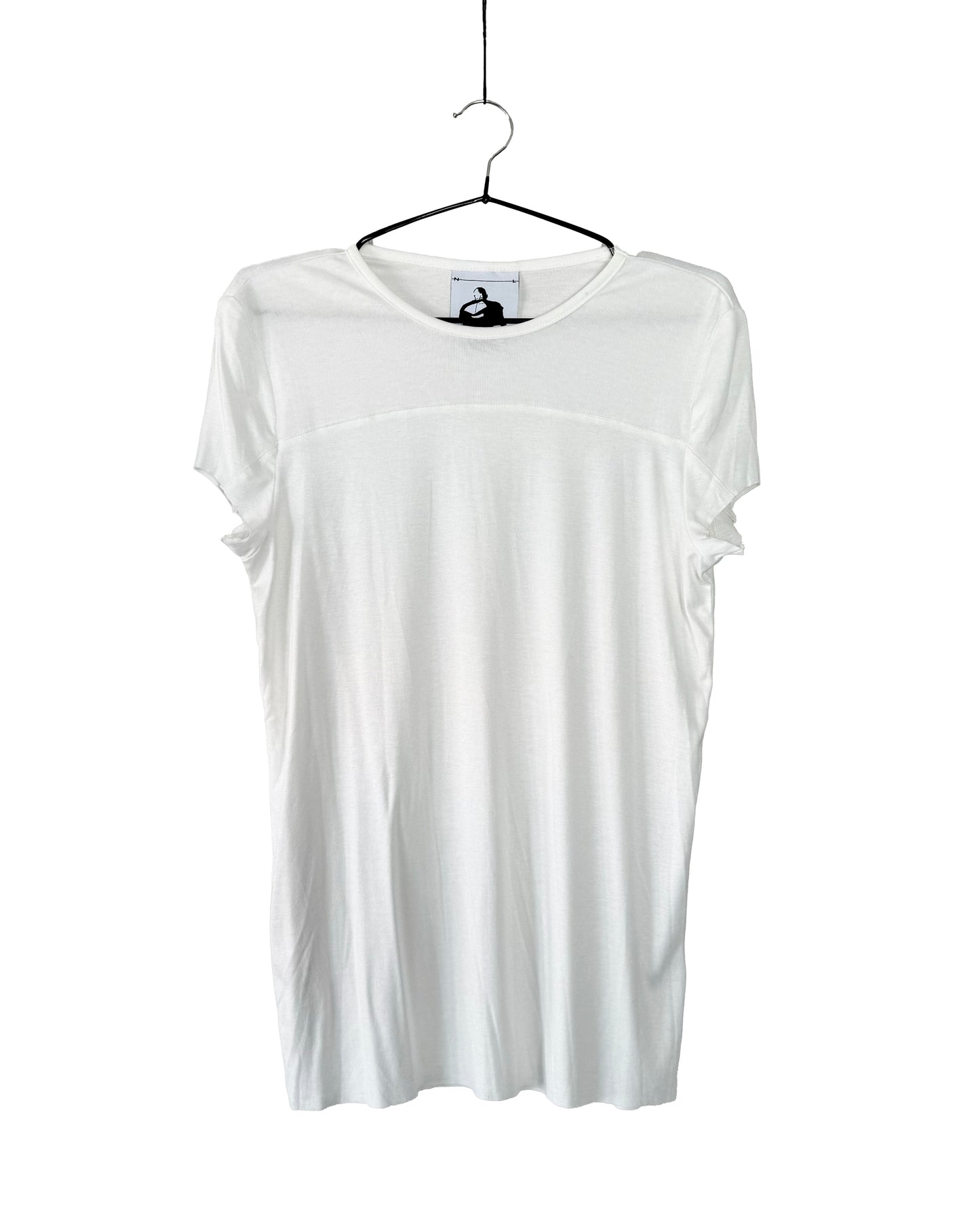 Weißes Kurzarm-T-Shirt auf einem Kleiderbügel, frontal aufgenommen. Das Shirt zeigt eine horizontale Teilungsnaht auf Brusthöhe und einen klassischen Rundhalsausschnitt.