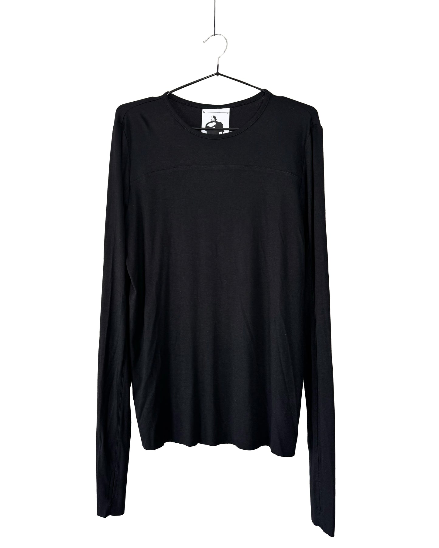Schwarzes Longsleeve mit Rundhalsausschnitt auf einem Bügel, Vorderansicht. Dezente horizontale Teilungsnaht über der Brust.