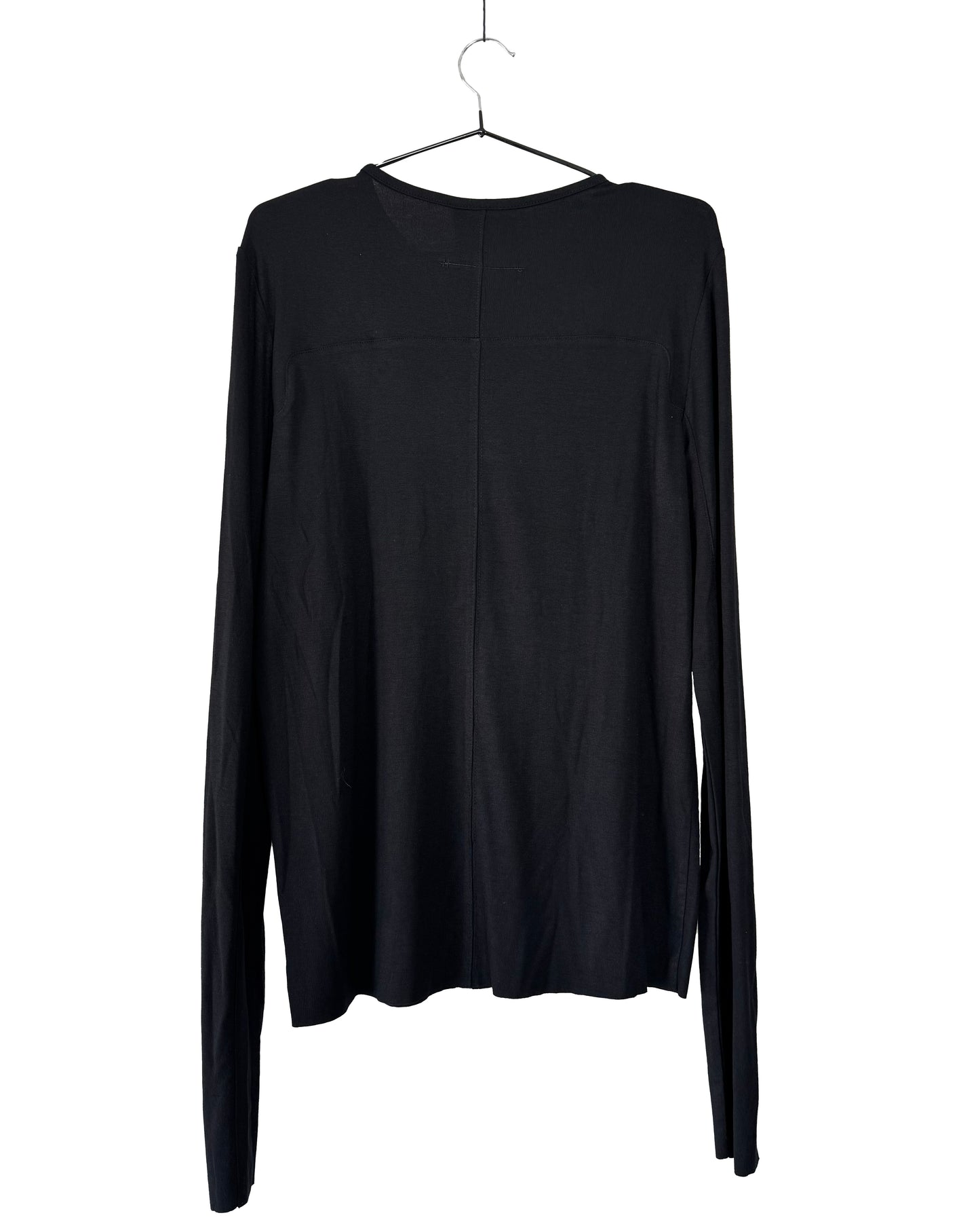 Schwarzes Longsleeve mit Rundhalsausschnitt auf einem Bügel, Rückansicht. Sichtbare Teilungsnaht quer über die Schulterblätter und senkrecht entlang der Rückenmitte.