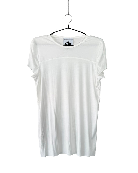 Weißes Kurzarm-T-Shirt auf einem Kleiderbügel, frontal aufgenommen. Das Shirt zeigt eine horizontale Teilungsnaht auf Brusthöhe und einen klassischen Rundhalsausschnitt.