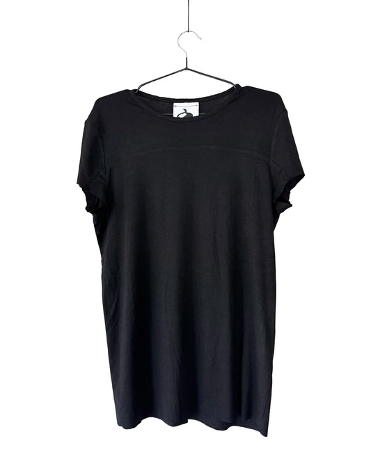 Schwarzes Kurzarm-T-Shirt auf einem Kleiderbügel, frontal aufgenommen. Das Shirt zeigt eine horizontale Teilungsnaht auf Brusthöhe und einen klassischen Rundhalsausschnitt.