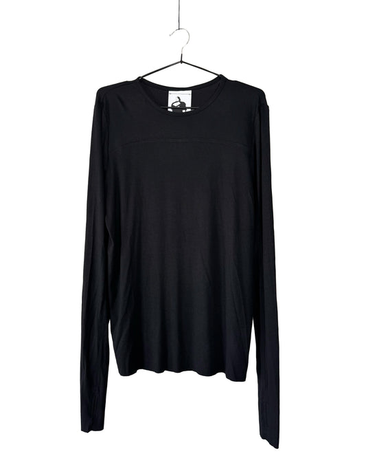 Schwarzes Longsleeve mit Rundhalsausschnitt auf einem Bügel, Vorderansicht. Dezente horizontale Teilungsnaht über der Brust.
