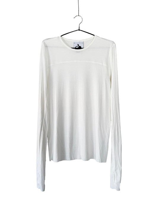 Weißes Longsleeve mit Rundhalsausschnitt auf einem Bügel, Vorderansicht. Dezente horizontale Teilungsnaht über der Brust.